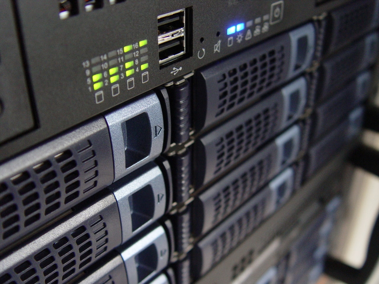Learn more about differences between dedicated server and VPS - Server dedicato  o VPS: quale scegliere?